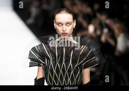 Ein Model läuft auf der Irene Luft Fashion Show während der Mercedes Benz Fashion Week Berlin Herbst/Winter 2019/2020 am 15. Januar 2019 im E-Werk in Berlin. (Foto von Emmanuele Contini/NurPhoto) Stockfoto