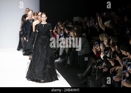 Models laufen auf der Irene Luft Fashion Show während der Mercedes Benz Fashion Week Berlin Herbst/Winter 2019/2020 am 15. Januar 2019 im E-Werk in Berlin. (Foto von Emmanuele Contini/NurPhoto) Stockfoto