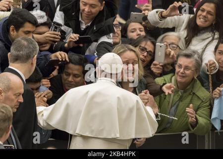 Papst Franziskus kommt, um am 16. Januar 2019 eine Genaralaudienz in der Aula Paul VI. Im Vatikan zu leiten. (Foto von Massimo Valicchia/NurPhoto) Stockfoto