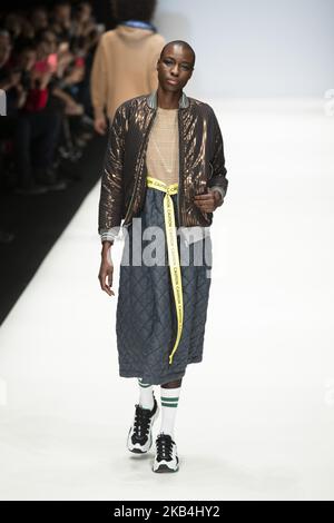 Ein Model läuft auf der Rebekka Ruetz Fashion Show während der Mercedes Benz Fashion Week Berlin Herbst/Winter 2019at E-Werk am 16. Januar 2019 in Berlin. (Foto von Emmanuele Contini/NurPhoto) Stockfoto