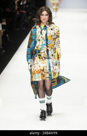 Ein Model läuft auf der Rebekka Ruetz Fashion Show während der Mercedes Benz Fashion Week Berlin Herbst/Winter 2019at E-Werk am 16. Januar 2019 in Berlin. (Foto von Emmanuele Contini/NurPhoto) Stockfoto