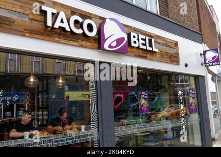 Fast Food-Restaurant der Taco Bell-Kette in Hornchurch, Essex, England, Großbritannien Stockfoto