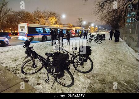 Szenen in der Lobby des Leighton Criminal Courthouse nach der Verurteilung des ehemaligen Polizeibeamten Jason Van Dyke aus Chicago am 18. Januar 2019 in Chicago, Illinois. Van Dyke wurde wegen Mordes an Laquan McDonald zu 81 Monaten Gefängnis verurteilt. Die Sammlung umfasst den Sonderermittler Joseph McMahon, Van Dykes Anwalt Daniel Herbert, den Community-Aktivisten will Calloway, Rev. Marvin Hunter und Tiffany Van Dyke. (Foto von Patrick Gorski/NurPhoto) Stockfoto