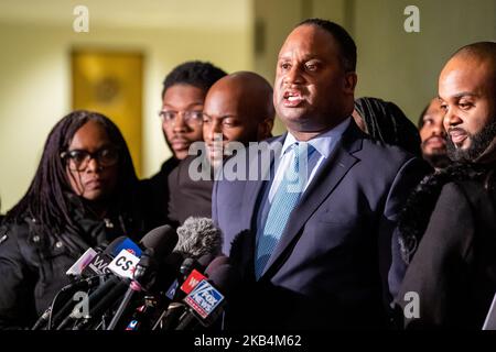 Szenen in der Lobby des Leighton Criminal Courthouse nach der Verurteilung des ehemaligen Polizeibeamten Jason Van Dyke aus Chicago am 18. Januar 2019 in Chicago, Illinois. Van Dyke wurde wegen Mordes an Laquan McDonald zu 81 Monaten Gefängnis verurteilt. Die Sammlung umfasst den Sonderermittler Joseph McMahon, Van Dykes Anwalt Daniel Herbert, den Community-Aktivisten will Calloway, Rev. Marvin Hunter und Tiffany Van Dyke. (Foto von Patrick Gorski/NurPhoto) Stockfoto