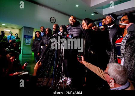 Szenen in der Lobby des Leighton Criminal Courthouse nach der Verurteilung des ehemaligen Polizeibeamten Jason Van Dyke aus Chicago am 18. Januar 2019 in Chicago, Illinois. Van Dyke wurde wegen Mordes an Laquan McDonald zu 81 Monaten Gefängnis verurteilt. Die Sammlung umfasst den Sonderermittler Joseph McMahon, Van Dykes Anwalt Daniel Herbert, den Community-Aktivisten will Calloway, Rev. Marvin Hunter und Tiffany Van Dyke. (Foto von Patrick Gorski/NurPhoto) Stockfoto