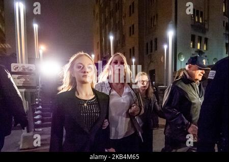 Familienmitglieder des ehemaligen Polizeibeamten Jason Van Dyke aus Chicago, darunter seine Frau Tiffany (C), verlassen das Leighton Criminal Courts Building, nachdem er am 18. Januar 2019 in Chicago, Illinois, den Mord an dem 17-jährigen Laquan McDonald aus dem Jahr 2014 verurteilt hatte. Van Dyke wurde wegen Mordes an Laquan McDonald zu 81 Monaten Gefängnis verurteilt. Die Sammlung umfasst den Sonderermittler Joseph McMahon, Van Dykes Anwalt Daniel Herbert, den Community-Aktivisten will Calloway, Rev. Marvin Hunter und Tiffany Van Dyke. (Foto von Patrick Gorski/NurPhoto) Stockfoto