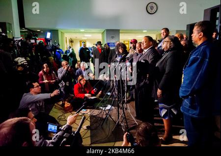 Szenen in der Lobby des Leighton Criminal Courthouse nach der Verurteilung des ehemaligen Polizeibeamten Jason Van Dyke aus Chicago am 18. Januar 2019 in Chicago, Illinois. Van Dyke wurde wegen Mordes an Laquan McDonald zu 81 Monaten Gefängnis verurteilt. Die Sammlung umfasst den Sonderermittler Joseph McMahon, Van Dykes Anwalt Daniel Herbert, den Community-Aktivisten will Calloway, Rev. Marvin Hunter und Tiffany Van Dyke. (Foto von Patrick Gorski/NurPhoto) Stockfoto