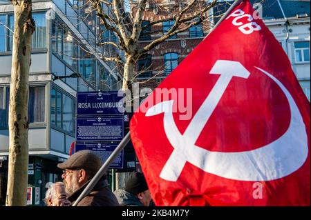 Januar 19., Brüssel. In Brüssel versammelten sich Menschen zum Gedenken an den 100.. Jahrestag des Mordes an der kommunistischen Schriftstellerin, Pazifistin und radikalen Inspiration Rosa Luxemburg und Karl Liebknecht. Das Treffen fand an der Kreuzung der Avenue de Stalingrad und des Place Rouppe statt, wo eine Gedenktafel für Rosa Luxemburg angebracht ist. (Foto von Romy Arroyo Fernandez/NurPhoto) Stockfoto