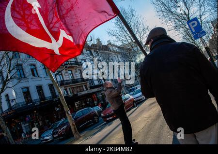 Januar 19., Brüssel. In Brüssel versammelten sich Menschen zum Gedenken an den 100.. Jahrestag des Mordes an der kommunistischen Schriftstellerin, Pazifistin und radikalen Inspiration Rosa Luxemburg und Karl Liebknecht. Das Treffen fand an der Kreuzung der Avenue de Stalingrad und des Place Rouppe statt, wo eine Gedenktafel für Rosa Luxemburg angebracht ist. (Foto von Romy Arroyo Fernandez/NurPhoto) Stockfoto