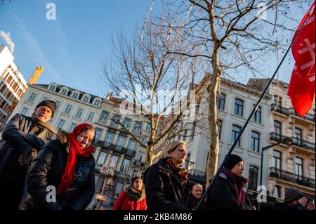 Januar 19., Brüssel. In Brüssel versammelten sich Menschen zum Gedenken an den 100.. Jahrestag des Mordes an der kommunistischen Schriftstellerin, Pazifistin und radikalen Inspiration Rosa Luxemburg und Karl Liebknecht. Das Treffen fand an der Kreuzung der Avenue de Stalingrad und des Place Rouppe statt, wo eine Gedenktafel für Rosa Luxemburg angebracht ist. (Foto von Romy Arroyo Fernandez/NurPhoto) Stockfoto