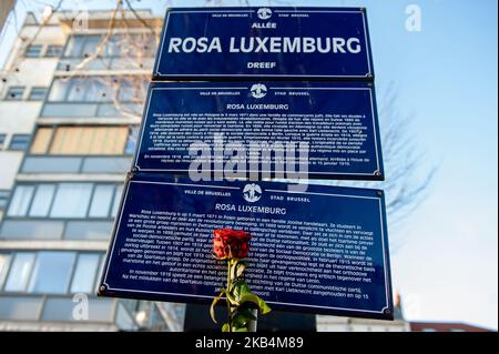 Januar 19., Brüssel. In Brüssel versammelten sich Menschen zum Gedenken an den 100.. Jahrestag des Mordes an der kommunistischen Schriftstellerin, Pazifistin und radikalen Inspiration Rosa Luxemburg und Karl Liebknecht. Das Treffen fand an der Kreuzung der Avenue de Stalingrad und des Place Rouppe statt, wo eine Gedenktafel für Rosa Luxemburg angebracht ist. (Foto von Romy Arroyo Fernandez/NurPhoto) Stockfoto