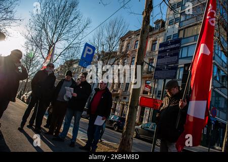 Januar 19., Brüssel. In Brüssel versammelten sich Menschen zum Gedenken an den 100.. Jahrestag des Mordes an der kommunistischen Schriftstellerin, Pazifistin und radikalen Inspiration Rosa Luxemburg und Karl Liebknecht. Das Treffen fand an der Kreuzung der Avenue de Stalingrad und des Place Rouppe statt, wo eine Gedenktafel für Rosa Luxemburg angebracht ist. (Foto von Romy Arroyo Fernandez/NurPhoto) Stockfoto