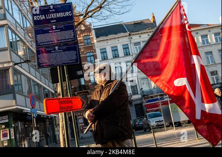 Januar 19., Brüssel. In Brüssel versammelten sich Menschen zum Gedenken an den 100.. Jahrestag des Mordes an der kommunistischen Schriftstellerin, Pazifistin und radikalen Inspiration Rosa Luxemburg und Karl Liebknecht. Das Treffen fand an der Kreuzung der Avenue de Stalingrad und des Place Rouppe statt, wo eine Gedenktafel für Rosa Luxemburg angebracht ist. (Foto von Romy Arroyo Fernandez/NurPhoto) Stockfoto