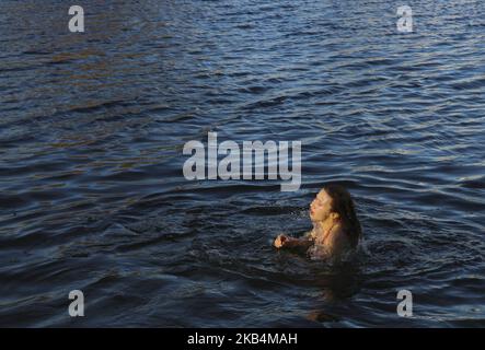 Während der Feier des Epiphanienfestes in Kiew, Ukraine, am 19. Januar 2019, stürzen sich orthodoxe Gläubige in das eisige Wasser des Flusses Dnipro in Kiew. Unter den orthodoxen Christen feiert das Fest der Epiphanie den Tag, an dem der Geist Gottes während der Taufe Jesu Christi im Jordan auf die Gläubigen in Form einer Taube herabstieg. Die Menschen glauben, dass das Wasser an diesem Tag alle Sünden wegwäscht (Foto: Sergii Kharchenko/NurPhoto) Stockfoto