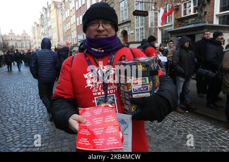 Trauernde, die am 19. Januar 2019 bei der Wohltätigkeitsveranstaltung am Sonntag, den 13.. Januar, einen öffentlichen Live-Stream auf der Großleinwand des Begräbnisses des ermordeten Bürgermeisters von Danzig Pawel Adamowicz in der Altstadt von Danzig verfolgen (Foto: Michal Fludra/NurPhoto) Stockfoto