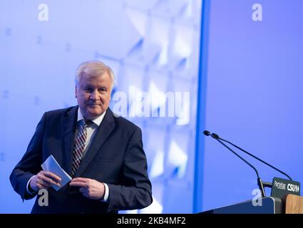 Der deutsche Innenminister Horst Seehofer hielt eine Rede. Die Christlich-Soziale Union (CSU) veranstaltete einen Parteitag, um einen neuen Vorsitzenden zu wählen. Der bayerische Landeshauptmann Markus Soeder ersetzt als Vorsitzender der CSU den deutschen Minister für Interiur, Bau und Gemeinde Horst Seehofer. (Foto von Alexander Pohl/NurPhoto) Stockfoto