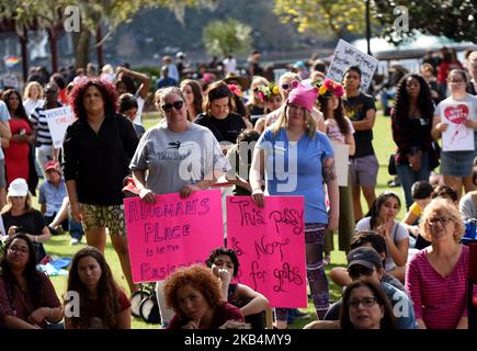 Demonstranten mit Schilder hören den Sprechern nach dem dritten jährlichen Frauenmarsch am 19. Januar 2019 in Orlando, Florida. (Foto von Paul Hennessy/NurPhoto) Stockfoto