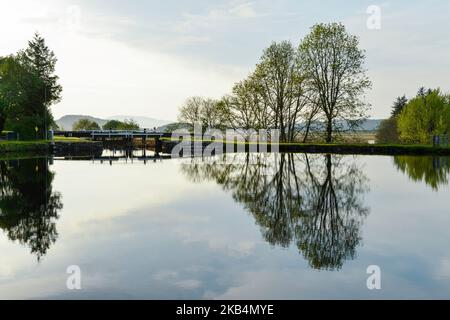 Crinan Canal In Der Nähe Von Oban Schottland. Abendliche Reflexionen auf dem Kanal Stockfoto