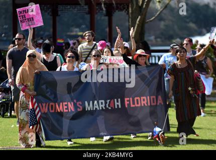 Demonstranten mit Schildern nehmen am dritten jährlichen Frauenmarsch am 19. Januar 2019 in Orlando, Florida, Teil. (Foto von Paul Hennessy/NurPhoto) Stockfoto