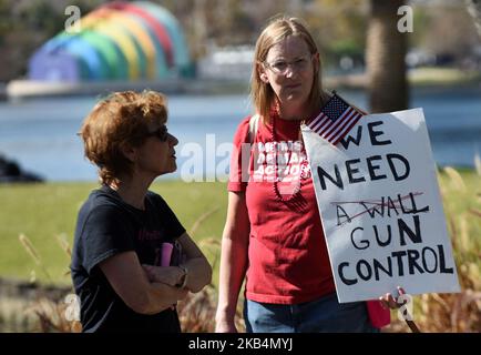Ein Protestler hält ein Zeichen, nachdem er am 19. Januar 2019 in Orlando, Florida, den dritten jährlichen Frauenmarsch durchmarschiert hat. (Foto von Paul Hennessy/NurPhoto) Stockfoto