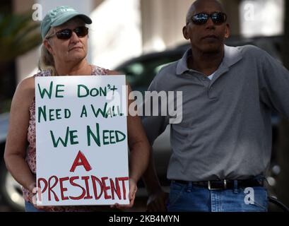 Eine Frau hält ein Schild, während sie den Rednern zuhört, nachdem sie am 19. Januar 2019 in Orlando, Florida, den dritten jährlichen Frauenmarsch durchgemacht hat. (Foto von Paul Hennessy/NurPhoto) Stockfoto