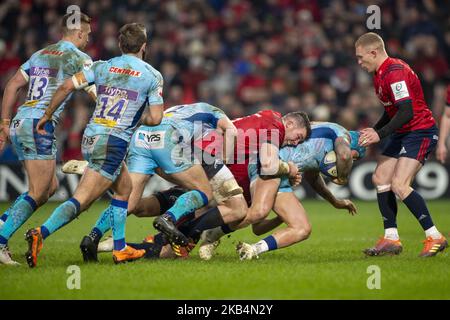 Jack Nowell aus Exeter mit dem Ball, den Peter O'Mahony aus Münster während des Heineken Champions Cup-Spiels zwischen Munster Rugby und Exeter Chiefs am 19. Januar 2019 im Thomond Park in Limerick, Irland, in Angriff nahm (Foto: Andrew Surma/NurPhoto) Stockfoto