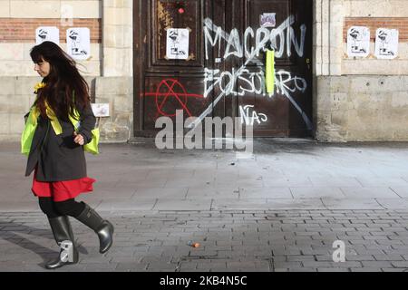 Während einer Demonstration der Gelbwesten-Bewegung im Zentrum von Toulouse ergreift der Protestierende am Samstag den französischen Präsidenten Emmanuel Macron sowie den brasilianischen Präsidenten Jair Bolsonaro. 19. Januar 2019. (Foto: Fábio Vieira/FotoRua) (Foto: Fabio Vieira/FotoRua/NurPhoto) Stockfoto