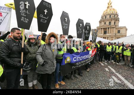 Personen, die eine gelbe Weste trugen und ein Schild mit dem Namen der Demonstranten karrierten, starben bei früheren Demonstrationen, die am 19. Januar 2019 während einer von den gelben Westen (Gilets Jaunes) ausgerufenen Demonstration vor der nationalen Stimme des Hotels über den Invalidendom in Paris gingen. Bewegung in einer Reihe von landesweiten Protesten am zehnten Samstag in Folge gegen hohe Lebenshaltungskosten, staatliche Steuerreformen und für mehr „soziale und wirtschaftliche Gerechtigkeit“. (Foto von Michel Stoupak/NurPhoto) Stockfoto