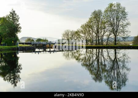 Crinan Canal In Der Nähe Von Oban Schottland. Abendliche Reflexionen auf dem Kanal Stockfoto