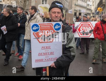 Hundert Einwohner des Flughafens Nantes-Atlantique demonstrierten am 19. Januar 2019 im Stadtzentrum von Nantes, Frankreich, um gegen die Belästigung im Zusammenhang mit dem Luftverkehr zu protestieren. Ein Jahr nach der Einstellung des Transferprojekts vom Flughafen Nantes nach Notre-Dame-des-Landes befürchten sie, dass die Belästigung mit dem Umbauprojekt des aktuellen Flughafens zunehmen wird. Sie prangern auch eine „Dementia der Demokratie“ an, die mit dem Verzicht auf diesen Transfer verbunden ist, während sich die Bevölkerung von Loire-Atlantique während einer Volksabstimmung im Juni 2016 für dieses Projekt ausgesprochen hatte. So ist das dem Stockfoto