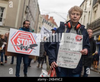 Hundert Einwohner des Flughafens Nantes-Atlantique demonstrierten am 19. Januar 2019 im Stadtzentrum von Nantes, Frankreich, um gegen die Belästigung im Zusammenhang mit dem Luftverkehr zu protestieren. Ein Jahr nach der Einstellung des Transferprojekts vom Flughafen Nantes nach Notre-Dame-des-Landes befürchten sie, dass die Belästigung mit dem Umbauprojekt des aktuellen Flughafens zunehmen wird. Sie prangern auch eine „Dementia der Demokratie“ an, die mit dem Verzicht auf diesen Transfer verbunden ist, während sich die Bevölkerung von Loire-Atlantique während einer Volksabstimmung im Juni 2016 für dieses Projekt ausgesprochen hatte. So ist das dem Stockfoto