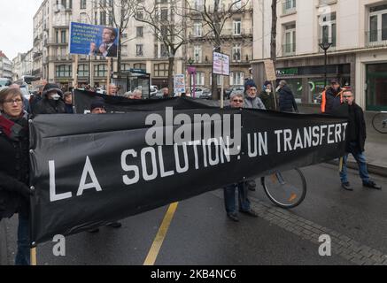 Hundert Einwohner des Flughafens Nantes-Atlantique demonstrierten am 19. Januar 2019 im Stadtzentrum von Nantes, Frankreich, um gegen die Belästigung im Zusammenhang mit dem Luftverkehr zu protestieren. Ein Jahr nach der Einstellung des Transferprojekts vom Flughafen Nantes nach Notre-Dame-des-Landes befürchten sie, dass die Belästigung mit dem Umbauprojekt des aktuellen Flughafens zunehmen wird. Sie prangern auch eine „Dementia der Demokratie“ an, die mit dem Verzicht auf diesen Transfer verbunden ist, während sich die Bevölkerung von Loire-Atlantique während einer Volksabstimmung im Juni 2016 für dieses Projekt ausgesprochen hatte. So ist das dem Stockfoto