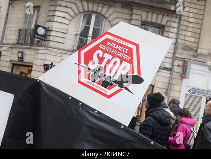 Hundert Einwohner des Flughafens Nantes-Atlantique demonstrierten am 19. Januar 2019 im Stadtzentrum von Nantes, Frankreich, um gegen die Belästigung im Zusammenhang mit dem Luftverkehr zu protestieren. Ein Jahr nach der Einstellung des Transferprojekts vom Flughafen Nantes nach Notre-Dame-des-Landes befürchten sie, dass die Belästigung mit dem Umbauprojekt des aktuellen Flughafens zunehmen wird. Sie prangern auch eine „Dementia der Demokratie“ an, die mit dem Verzicht auf diesen Transfer verbunden ist, während sich die Bevölkerung von Loire-Atlantique während einer Volksabstimmung im Juni 2016 für dieses Projekt ausgesprochen hatte. So ist das dem Stockfoto