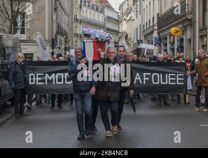 Hundert Einwohner des Flughafens Nantes-Atlantique demonstrierten am 19. Januar 2019 im Stadtzentrum von Nantes, Frankreich, um gegen die Belästigung im Zusammenhang mit dem Luftverkehr zu protestieren. Ein Jahr nach der Einstellung des Transferprojekts vom Flughafen Nantes nach Notre-Dame-des-Landes befürchten sie, dass die Belästigung mit dem Umbauprojekt des aktuellen Flughafens zunehmen wird. Sie prangern auch eine „Dementia der Demokratie“ an, die mit dem Verzicht auf diesen Transfer verbunden ist, während sich die Bevölkerung von Loire-Atlantique während einer Volksabstimmung im Juni 2016 für dieses Projekt ausgesprochen hatte. So ist das dem Stockfoto