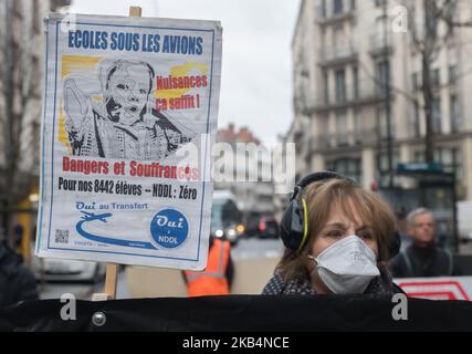 Hundert Einwohner des Flughafens Nantes-Atlantique demonstrierten am 19. Januar 2019 im Stadtzentrum von Nantes, Frankreich, um gegen die Belästigung im Zusammenhang mit dem Luftverkehr zu protestieren. Ein Jahr nach der Einstellung des Transferprojekts vom Flughafen Nantes nach Notre-Dame-des-Landes befürchten sie, dass die Belästigung mit dem Umbauprojekt des aktuellen Flughafens zunehmen wird. Sie prangern auch eine „Dementia der Demokratie“ an, die mit dem Verzicht auf diesen Transfer verbunden ist, während sich die Bevölkerung von Loire-Atlantique während einer Volksabstimmung im Juni 2016 für dieses Projekt ausgesprochen hatte. So ist das dem Stockfoto