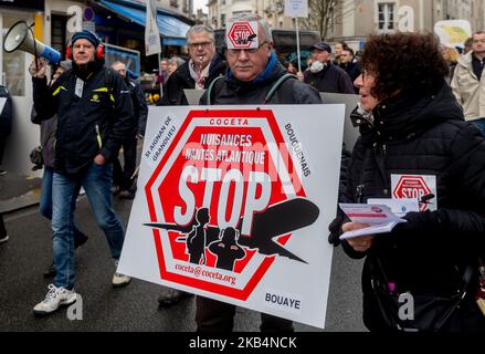 Hundert Einwohner des Flughafens Nantes-Atlantique demonstrierten am 19. Januar 2019 im Stadtzentrum von Nantes, Frankreich, um gegen die Belästigung im Zusammenhang mit dem Luftverkehr zu protestieren. Ein Jahr nach der Einstellung des Transferprojekts vom Flughafen Nantes nach Notre-Dame-des-Landes befürchten sie, dass die Belästigung mit dem Umbauprojekt des aktuellen Flughafens zunehmen wird. Sie prangern auch eine „Dementia der Demokratie“ an, die mit dem Verzicht auf diesen Transfer verbunden ist, während sich die Bevölkerung von Loire-Atlantique während einer Volksabstimmung im Juni 2016 für dieses Projekt ausgesprochen hatte. So ist das dem Stockfoto