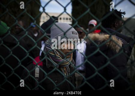 Italien, Rom: Migranten warten darauf, am 23. Januar 2019 das Migrantenzentrum Castelnuovo di Porto zu verlassen, das etwa 10 Kilometer nördlich von Rom liegt. Fast 500 Migranten werden nach der Entscheidung, Italiens zweitgrößtes staatliches Aufnahmezentrum Cara (Aufnahmezentrum für Asylbewerber) zu schließen, verlegt. (Foto von Christian Minelli/NurPhoto) Stockfoto