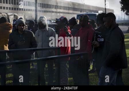 Italien, Rom: Migranten warten darauf, am 23. Januar 2019 das Migrantenzentrum Castelnuovo di Porto zu verlassen, das etwa 10 Kilometer nördlich von Rom liegt. Fast 500 Migranten werden nach der Entscheidung, Italiens zweitgrößtes staatliches Aufnahmezentrum Cara (Aufnahmezentrum für Asylbewerber) zu schließen, verlegt. (Foto von Christian Minelli/NurPhoto) Stockfoto