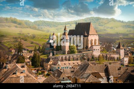 Sommermorgen Blick auf das Stadtbild der Stadt Biertan Wehrkirche, Siebenbürgen, Rumänien, Europa Stockfoto