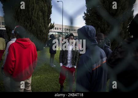 Italien, Rom: Migranten warten darauf, am 23. Januar 2019 das Migrantenzentrum Castelnuovo di Porto zu verlassen, das etwa 10 Kilometer nördlich von Rom liegt. Fast 500 Migranten werden nach der Entscheidung, Italiens zweitgrößtes staatliches Aufnahmezentrum Cara (Aufnahmezentrum für Asylbewerber) zu schließen, verlegt. (Foto von Christian Minelli/NurPhoto) Stockfoto