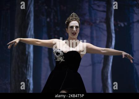 Schauspieler während der Aufführung der Oper DER SCHLAF EINER SOMMERNACHT (el sueno de una noche de verano) im Teatro de la Zarzuela in Madrid. 23. Januar 2019 (Foto von Oscar Gonzalez/NurPhoto) Stockfoto