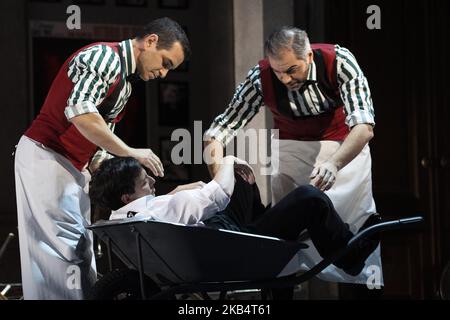 Schauspieler während der Aufführung der Oper DER SCHLAF EINER SOMMERNACHT (el sueno de una noche de verano) im Teatro de la Zarzuela in Madrid. 23. Januar 2019 (Foto von Oscar Gonzalez/NurPhoto) Stockfoto