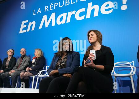 Die französische Juniorministerin, die dem für die Gleichstellung der Geschlechter zuständigen Premierminister Marlene Schiappa (R) beigetreten ist, spricht mit der französischen Parlamentsabgeordneten der Partei La Republique en Marche (LREM), Laetitia Avia (L), während sie an einem Geständnis der Partei La Republique en Marche (LREM) in Paris teilnimmt, Am 24. Januar 2019. (Foto von Michel Stoupak/NurPhoto) Stockfoto