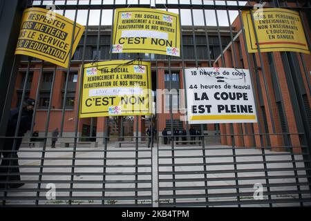 Die Lehrer haben Plakate an die Metalltore des Local Board Education of toulouse gelegt. Mehrere Lehrergewerkschaften und zwei Studentengewerkschaften (UNL, FIDL) riefen zu einem Streiktag gegen den Bildungsminister J.-M. auf Blanquer Reformen für das Abitur und gegen Parcousup. Sie fordern auch bessere Löhne und mehr Lehrer, da Blanquer gesagt hat, dass 2600 Lehrerjobs verschwinden werden, selbst wenn es 2022 mehr als jetzt 40 000 Gymnasiasten geben wird. Toulouse. Frankreich. Januar 24. 2019 (Foto von Alain Pitton/NurPhoto) Stockfoto