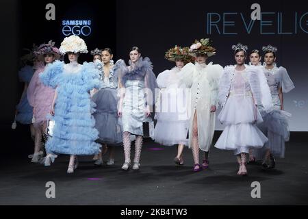 Models laufen auf dem Laufsteg 'Steps AW 19/20' während der REVELIGION Fashion Show auf der Mercedes Benz Fashion Week Herbst/Winter 2019-2020 am 24. Januar 2019 in Madrid, Spanien. (Foto von Oscar Gonzalez/NurPhoto) Stockfoto