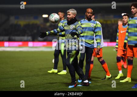 Der Manchester City Stürmer Sergio Aguero (10) wärmt sich am Mittwoch, den 23.. Januar 2019, beim Carabao Cup-Spiel zwischen Burton Albion und Manchester City im Pirelli Stadium, Burton Upon Trent, auf. (Foto von Mark Fletcher/NurPhoto) Stockfoto