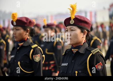 Frauenkommandos von Mitarbeitern der Polizei „Virangana“ von Assam während der Parade zum Tag der Republik 70. auf dem Veterinärfeld in Khanapara, Guwahati, Assam, Indien, am Samstag, den 26. Januar, 2019. (Foto von David Talukdar/NurPhoto) Stockfoto