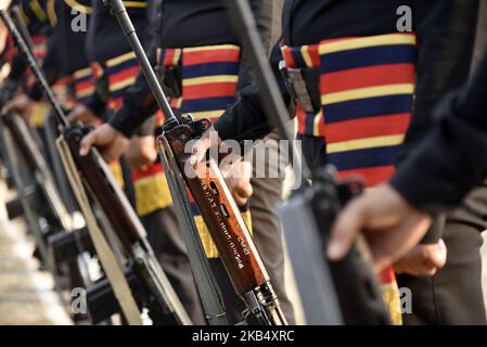 Frauenkommandos von Mitarbeitern der Polizei „Virangana“ von Assam während der Parade zum Tag der Republik 70. auf dem Veterinärfeld in Khanapara, Guwahati, Assam, Indien, am Samstag, den 26. Januar, 2019. (Foto von David Talukdar/NurPhoto) Stockfoto