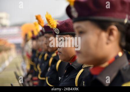 Frauenkommandos von Mitarbeitern der Polizei „Virangana“ von Assam während der Parade zum Tag der Republik 70. auf dem Veterinärfeld in Khanapara, Guwahati, Assam, Indien, am Samstag, den 26. Januar, 2019. (Foto von David Talukdar/NurPhoto) Stockfoto