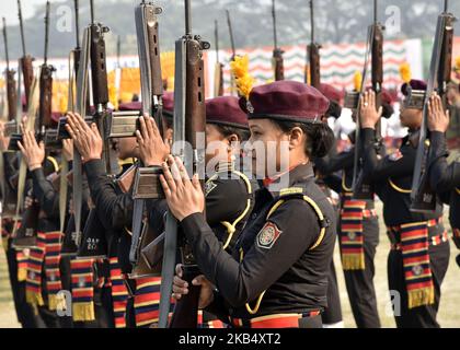 Frauenkommandos von Mitarbeitern der Polizei „Virangana“ von Assam während der Parade zum Tag der Republik 70. auf dem Veterinärfeld in Khanapara, Guwahati, Assam, Indien, am Samstag, den 26. Januar, 2019. (Foto von David Talukdar/NurPhoto) Stockfoto